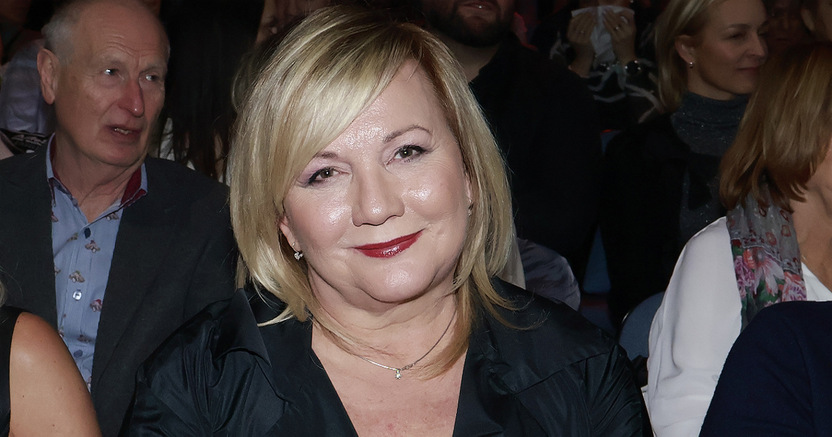 Alenu Schillerovou už snad ani nejde brát vážně. Nejdříve kostým hranolek, teď Marfuša. Voliče ale může přilákat