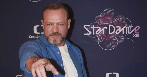 Chování slavných párů může vzbuzovat spekulace o rozvodu. Filip Blažek odjel na dovolenou bez manželky a vztah Marešových působí podezřele