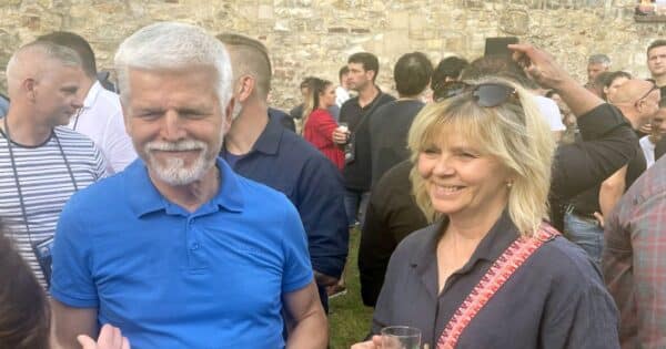 Ani ve svém postavení se Eva Pavlová nebojí pracovat rukama. „Nejlepší první dáma!“ jásají lidé
