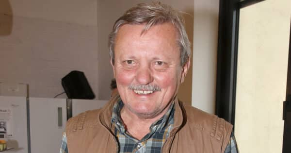 Žádný mobil, žádná elektřina: Svatopluk Skopal našel klid na chatě, z Prahy tam utíká stále častěji