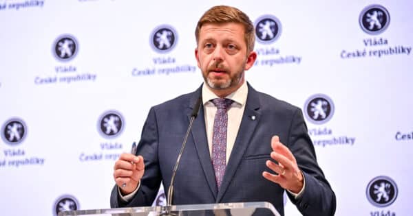 Vít Rakušan může být své manželce neskonale vděčný. Svůj život kvůli němu dala stranou