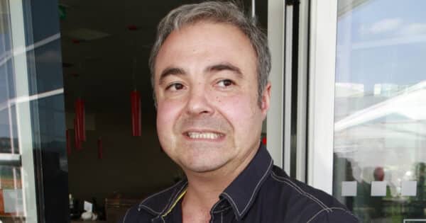 Jak bydlí Martin Zounar: Dům stavěl pro ženu a dceru, zůstal v něm sám. Na zahradě si dělá vše vlastníma rukama