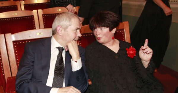 Marek Eben pečuje o ochrnutou manželku s maximální trpělivostí. S nadsázkou se ale nebojí vtipkovat o její smrti