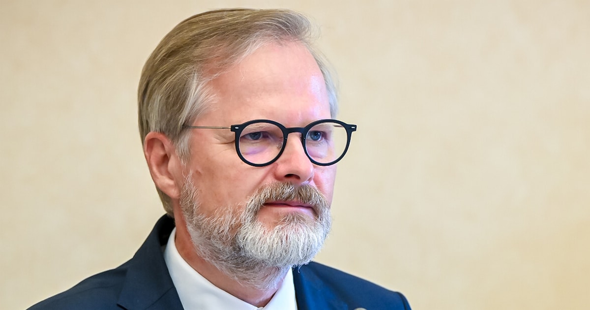 Jak bydlí premiér Fiala: Nakoupil několik bytů, sám ale žije ve skromné řadovce už 30 let