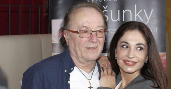 Ze staré chaty udělal moderní vilu: Petr Janda na všem pracoval postupně. Dominantou je skleněná kopule jako strop