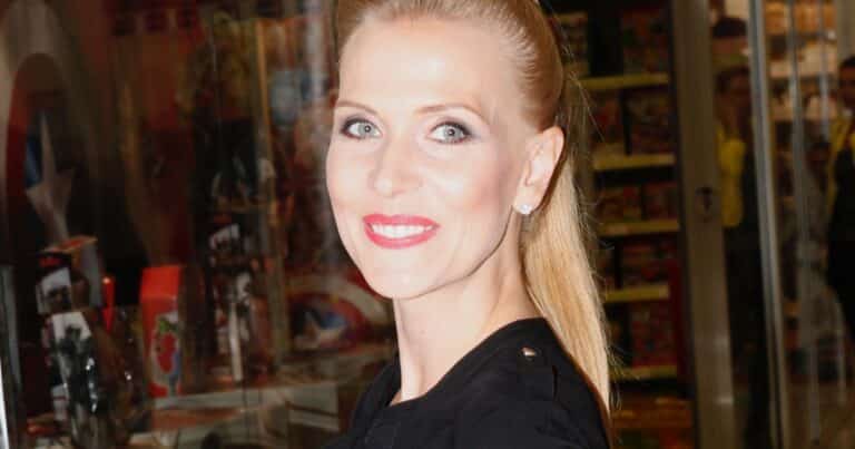 2753 michaela ochotska