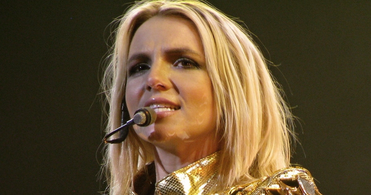 Mám někoho krásného, koho vám chci představit. Britney Spears přidala fotky s dětským oblečením a zamotala fanouškům hlavu