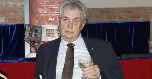 Pozemek za 2,5 milionu a bungalov za desítky milionů. Zeman po odchodu z Hradu bere okolo 74 tisíc korun měsíčně
