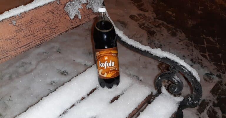 kofola lahev lavicka snih