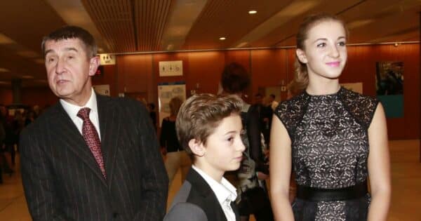 Frederik Babiš je povahově celý táta. Studuje prestižní školu ve Skotsku a má tah na branku