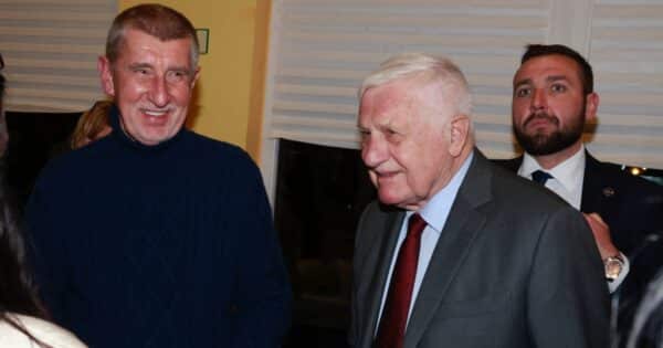 Nízký důchod většinu českých politiků trápit nemusí. Některým chodí měsíčně víc než 100 tisíc Kč