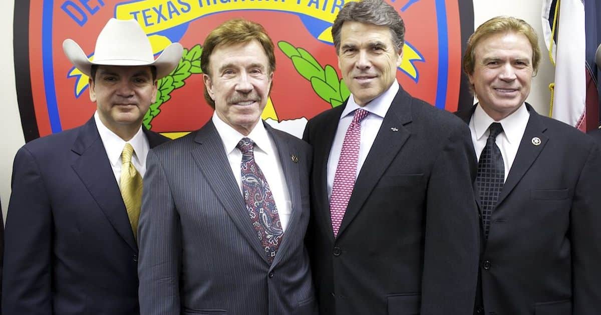 Chuck Norris nedávno oslavit 85 let: Má 5 dětí, 13 vnoučat a stále dokazuje, že věk je jenom číslo