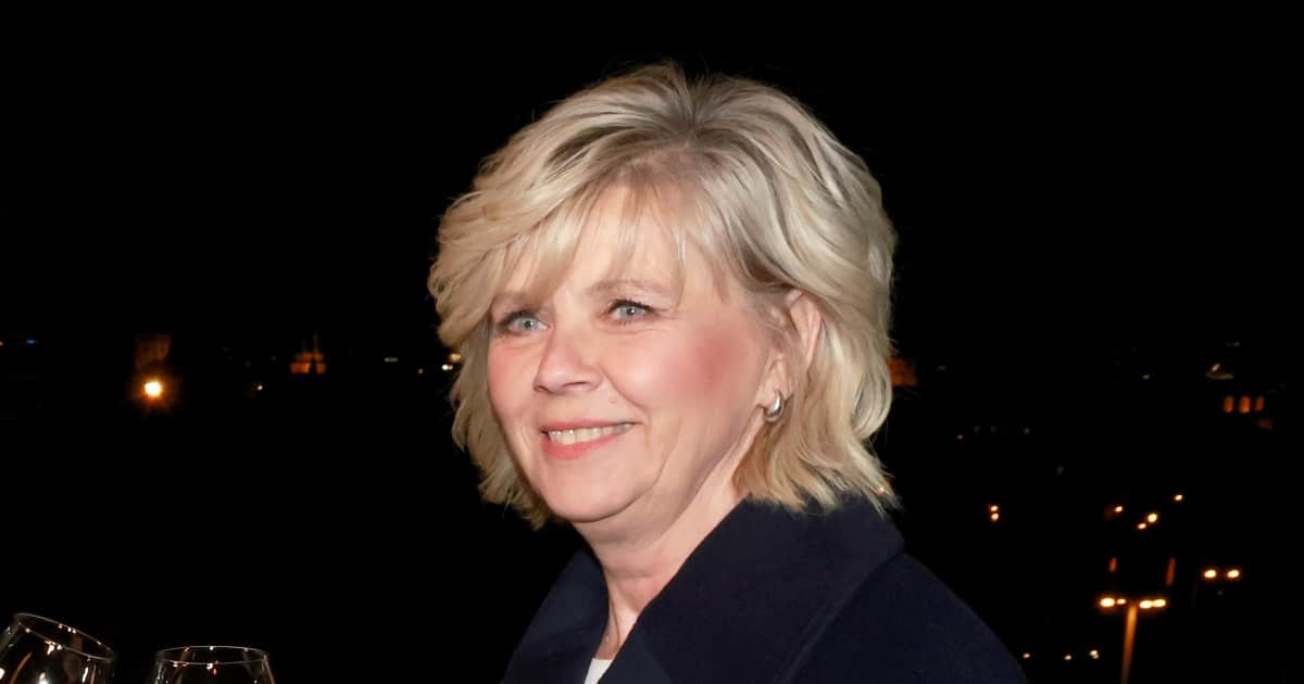 První dáma Eva Pavlová zazářila v bílých šatech, které nikdy nevyjdou z módy. Ozvláštnila je ručně šitá brož