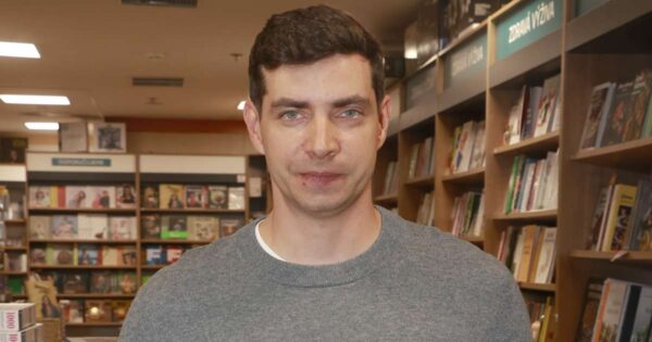 Herec Ivan Lupták je šťastný po boku mladšího partnera. Jeho vyvolený není z herecké branže