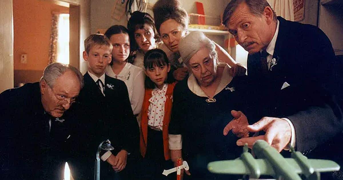 Smutné pozadí Pelíšků: Michalův pokus v troubě připomíná reálnou tragédii Stelly Zázvorkové. Podobným způsobem přišla o dceru