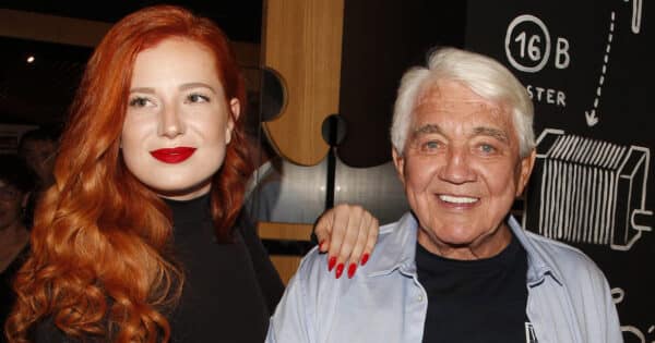 Kamarádka zesnulého Jiřího Krampola popsala jeho poslední chvíle. „Vím, že mě slyšel, protože mi mačkal ruku,“ řekla