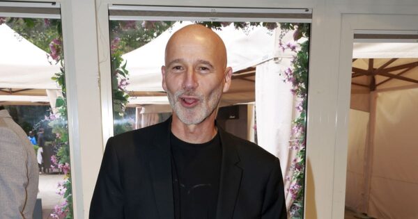 Jak bydlí Honza Musil: Rekonstrukce 300 let starého domu ho stála spoustu peněz. Doma má 9 psů a další zvířata