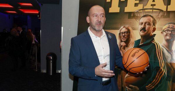 Utajená dcera Martina Hoffmana si buduje slávu po svém. Za svou hudbu získala Anděla a reprezentovala ČR i v Eurovizi