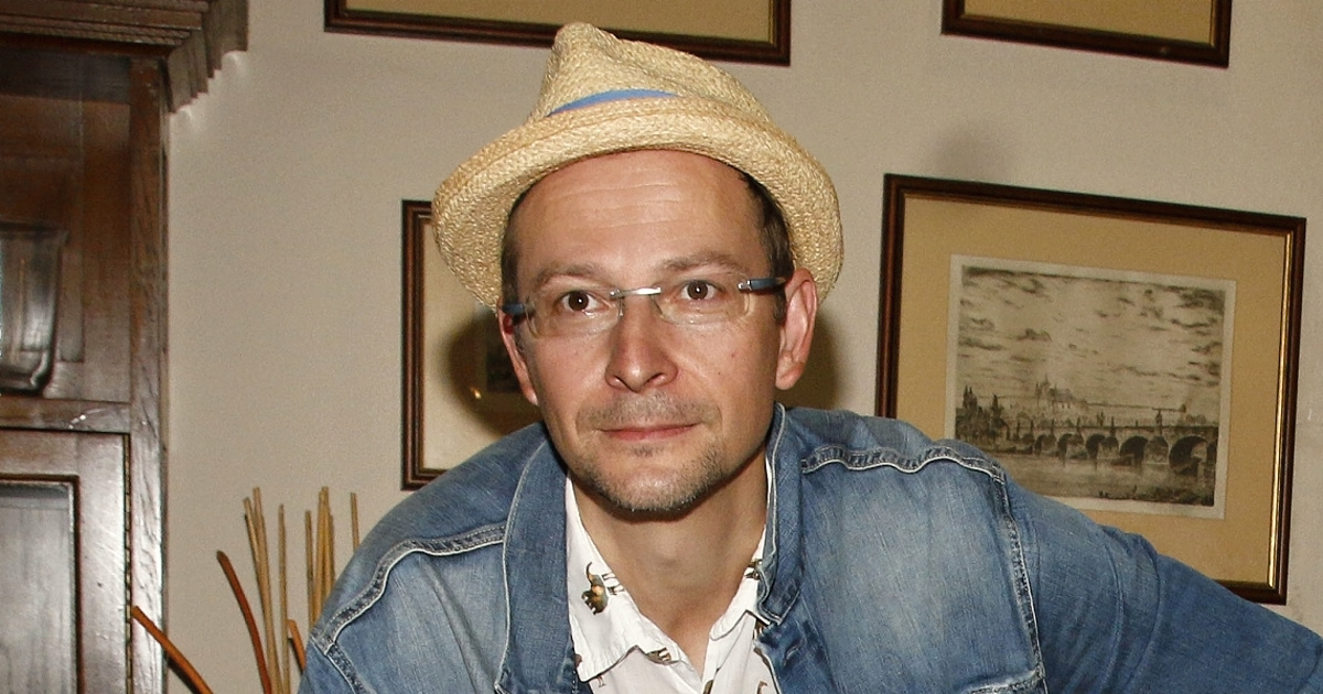 Kudrnatý pohádkový fešák zkusil štěstí v Americe, ale namísto vyhřívání se ve světlech reflektorů ho čekalo uklízení toalet