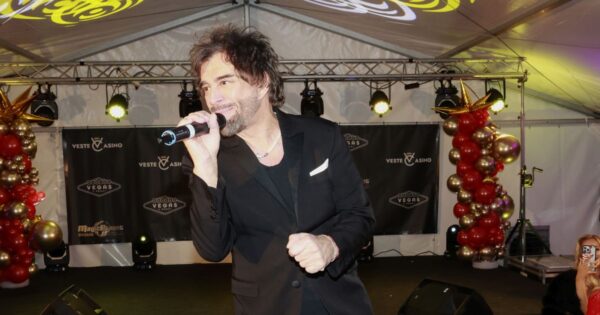 Bydlení Sagvana Tofiho: Minimalismus u něj nehrozí. Jeho byt má vysoké stropy, parkety a je plný starožitností