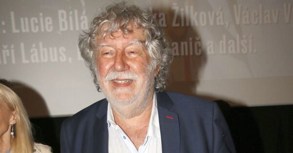 Problémy způsobené vysokým honorářem: Babky z Hoštic se rozmazlily natáčením Slunce, seno, jahody. Práce jim pak nevoněla