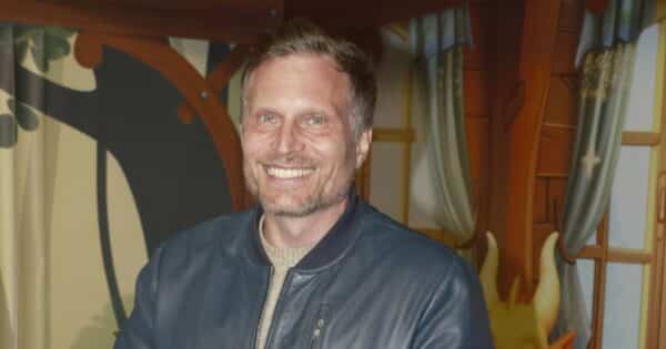 Tomáš Zástěra bydlí na stejné adrese od tří let. Místo prodeje zvolil rekonstrukci, vsadil na dřevěný nábytek a minimalismus