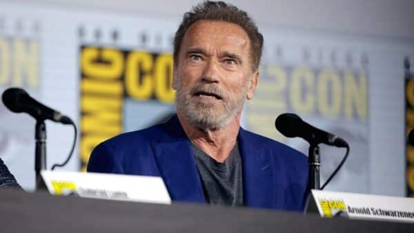 Léta ho tajil před světem, teď ho učil pózovat na pódiu. Schwarzeneggerův syn ovládl soutěž kulturistů