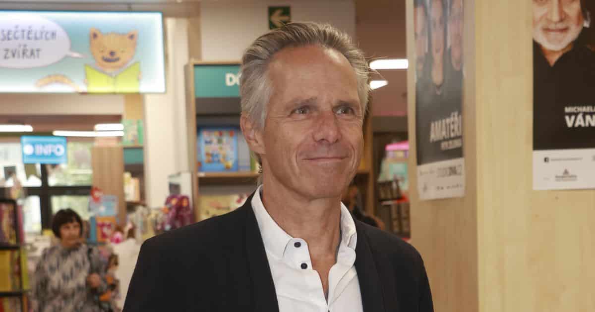 Za pár dní mu bude 64. Janek Ledecký se postavil na surf a ukázal tělo, ze kterého ženy ztrácejí řeč