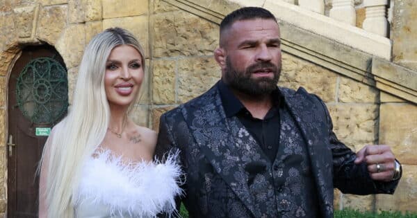 Vémola ji podváděl, když Arnie bojoval o život. Lela promluvila a fanoušci se obrátili proti němu