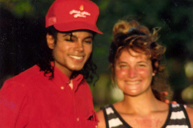 michael jackson and unknown person 261525000