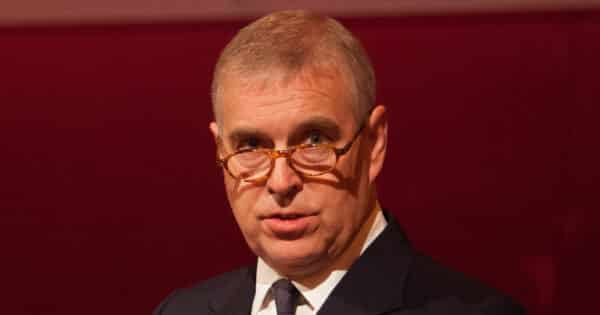 Konec luxusu pro prince Andrewa. Král Karel III. ho vystěhoval na starou farmu, na zahradu mu postavil starý karavan