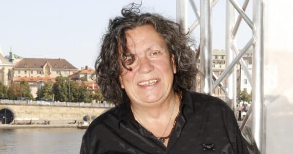 Jak bydlí Richard Genzer: Místo vily hausbót, místo bazénu Vltava