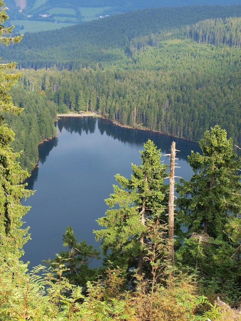 cerne jezero zabirane z karove steny