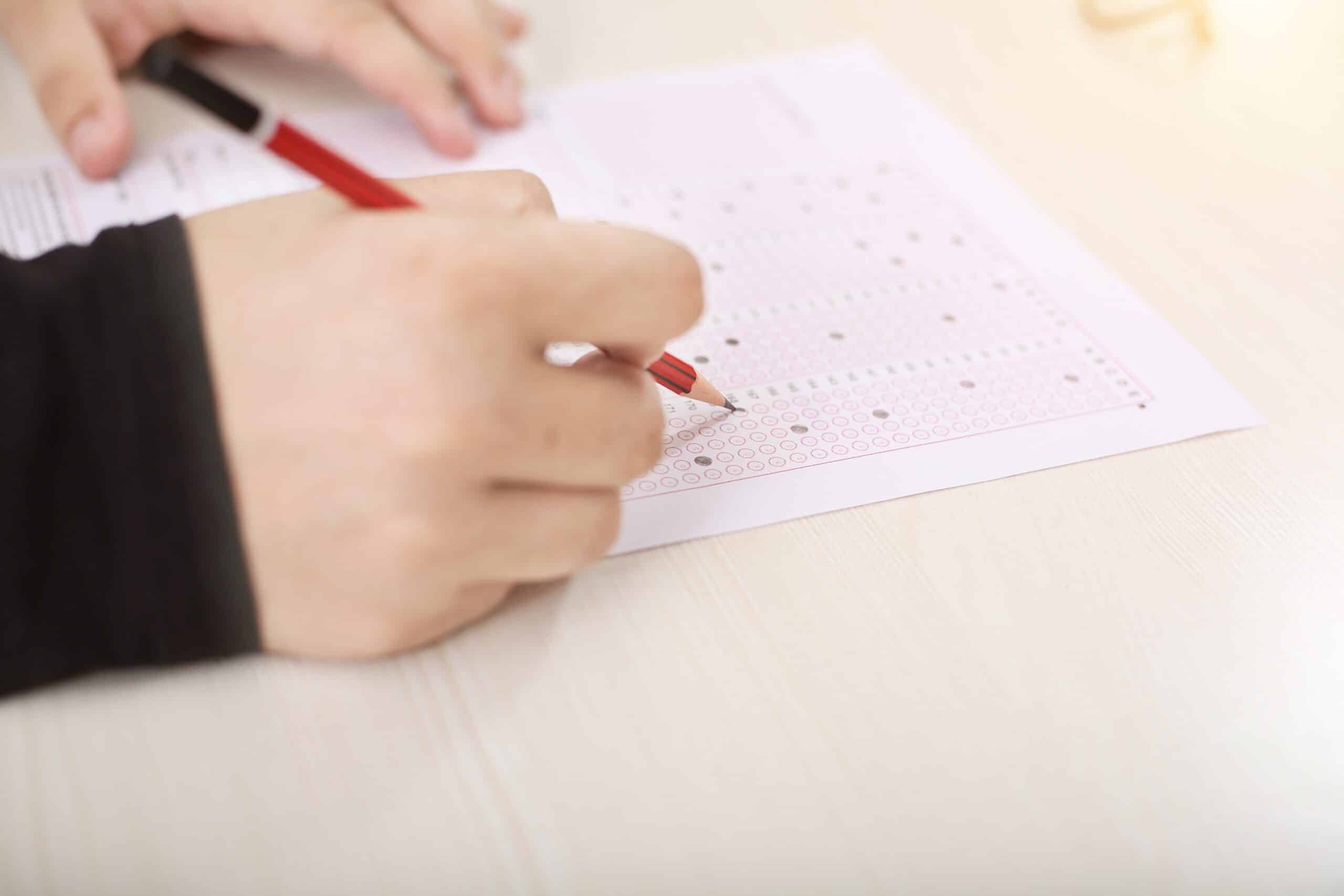Čeština z maturity vypadá po letech jako brnkačka. Jenže 8 z 10 dospělých selže dřív, než dojde do poloviny testu