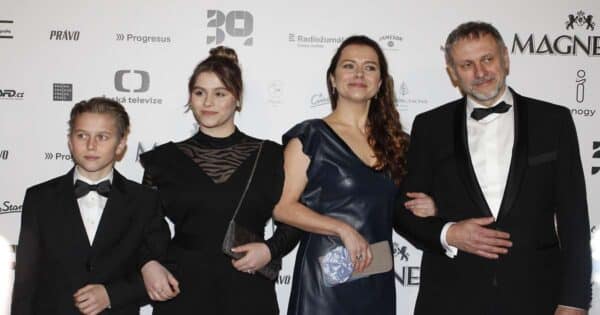Oba byli zadaní, když se poprvé viděli. Chmela s Janěkovou zkusili experiment, který měl trvat rok. Dnes jsou spolu 20 let
