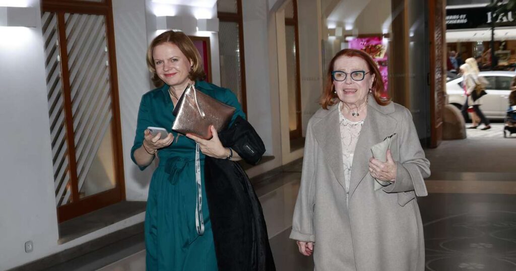 Iva Janžurová, Theodora Remundová