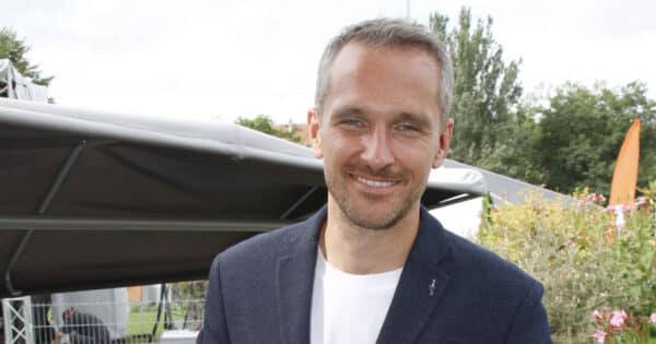 Hejda dává ruce pryč, Bílá mlčí. Luxusní autobazar, který propagovaly celebrity, dluží klientům miliony