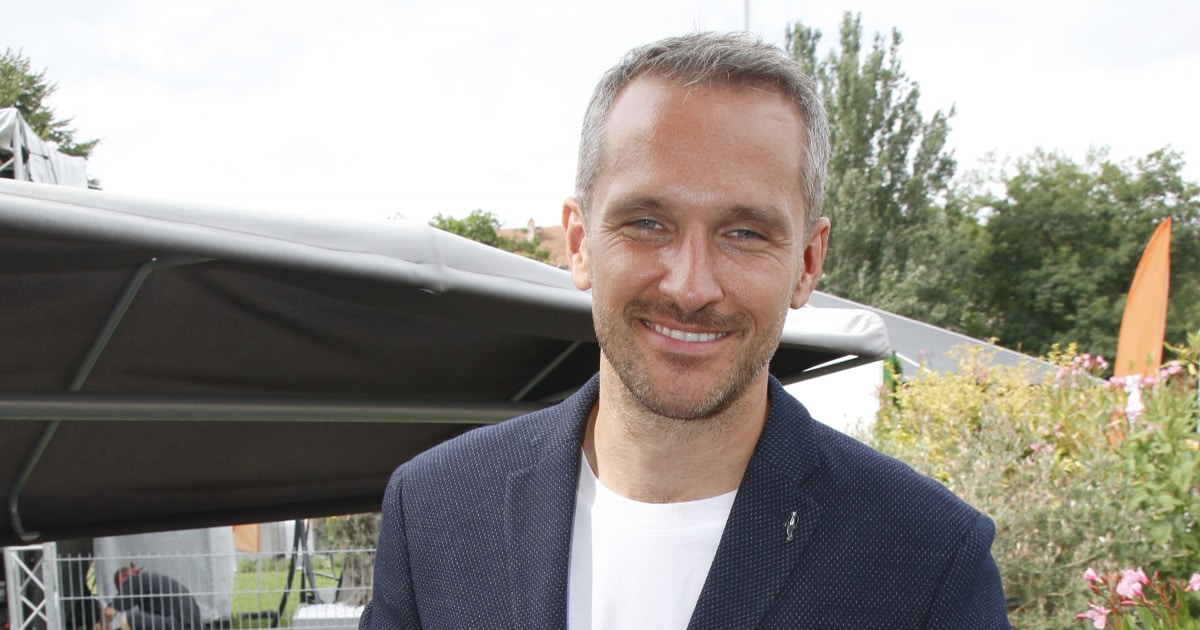 Hejda dává ruce pryč, Bílá mlčí. Luxusní autobazar, který propagovaly celebrity, dluží klientům miliony