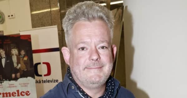 Jak bydlí Aleš Háma: Manželka navrhla elegantní dům, on si v přízemí vytvořil teenagerský chaos plný plakátů