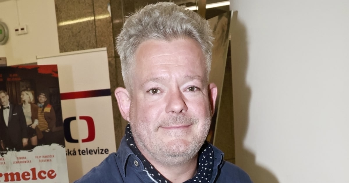 Jak bydlí Aleš Háma: Manželka navrhla elegantní dům, on si v přízemí vytvořil teenagerský chaos plný plakátů