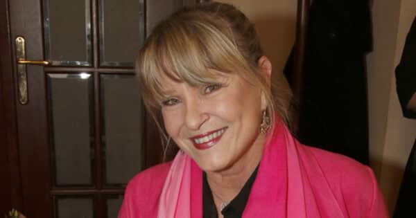 Byt Chantal Poullain je jako soukromé muzeum. Obrazy od matky, sochy od otce a kuchyňský stůl oprýskaný dvaceti lety života
