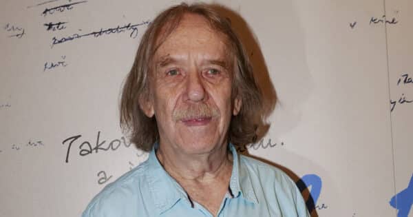 Klub za 10 milionů, vila v Ostravě a byt v Praze. Jarek Nohavica slaví 73. narozeniny, začínal jako knihovník