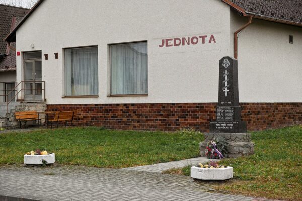 Česká vesnice za socialismu žila jinak než město, ale jak přesně? Zkuste si, jestli víte, co bylo součástí každodenního života na venkově před rokem 1989