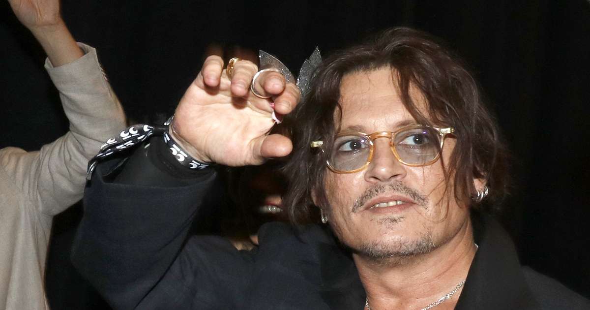 Bila mě popelníkem, botou, telefonem. Johnny Depp neměl snadné dětství, přesto své matce za to poděkoval