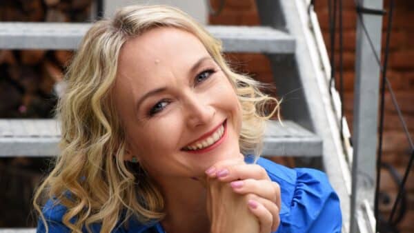 Zvenku vypadá jako malá chalupa, uvnitř může přespat až 14 lidí. Douděrová z Jak se staví sen ukázala roubenku u Českého ráje