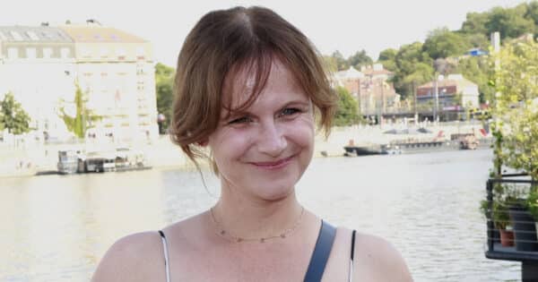 Táta režisér, máma herečka. Třináctiletá dcera Jindřišky z Pelíšků má jasný sen a matka jí v tom rozhodně bránit nebude
