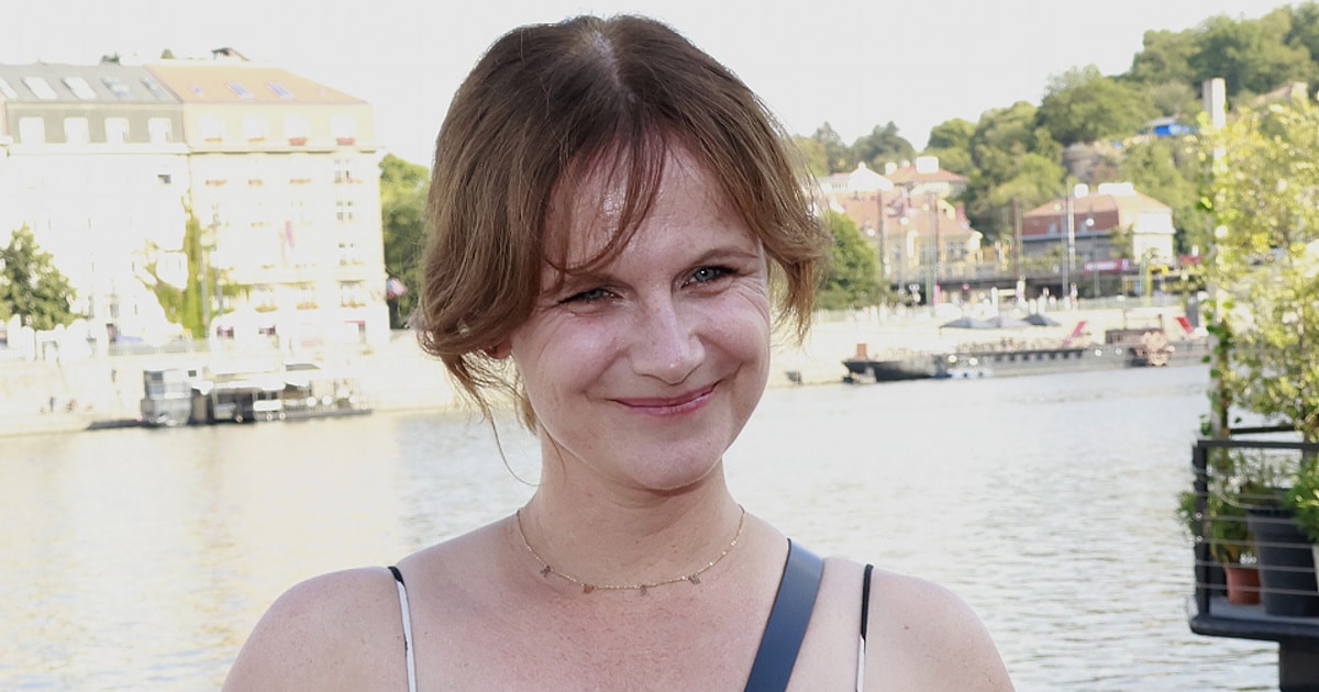 Táta režisér, máma herečka. Třináctiletá dcera Jindřišky z Pelíšků má jasný sen a matka jí v tom rozhodně bránit nebude