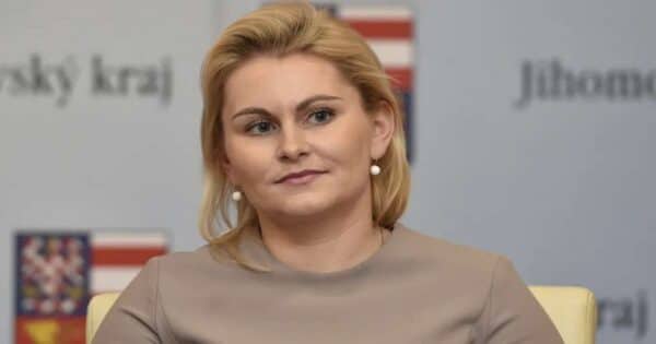 Muž jí utekl k nejlepší kamarádce, z ministerstva ji vyhodili za dva týdny. Malá teď v plavkách sklízí ovace