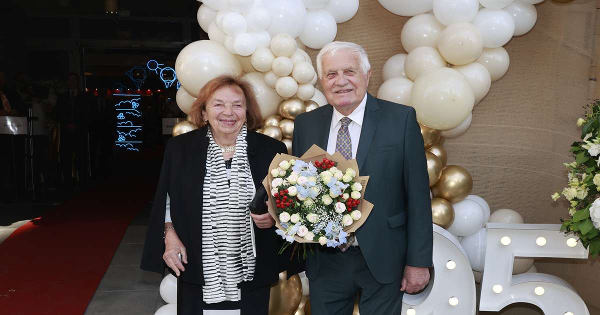 Ševčík složil báseň, Nečasovi přinesli šampaňské, Turek obraz. Co dostal Klaus k 85. narozeninám od svých věrných
