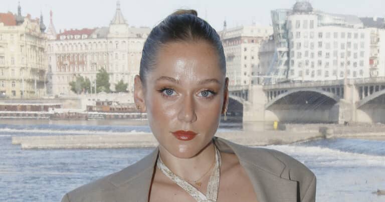 zpevacka emma drobna